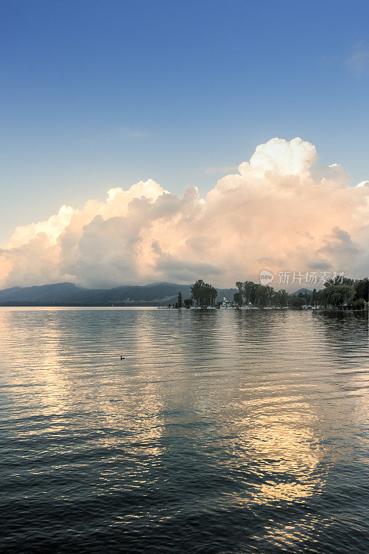 日落时分的圣罗克湖，Villa Carlos Paz, Córdoba，阿根廷。